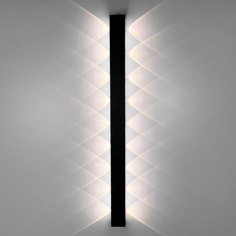 Бра із ефектним світлом у чорному корпусі 80х6 см