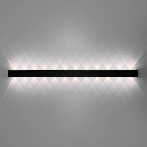 Бра із ефектним світлом у чорному корпусі 115х6 см