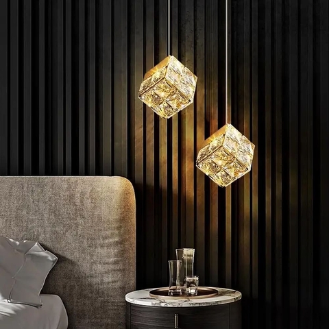 Латунний світильник із підвісним кришталевим кубом 10х10 см