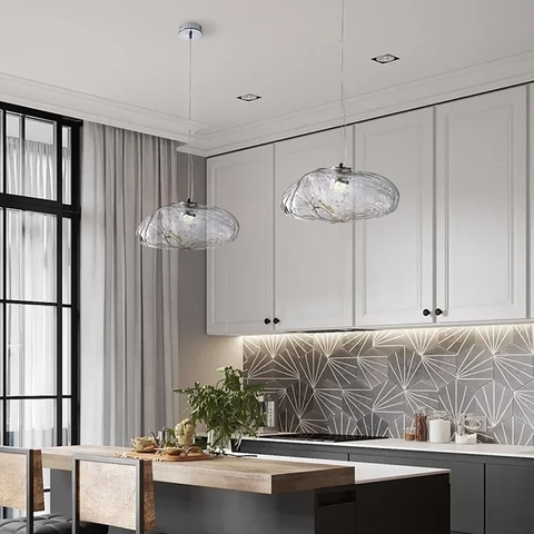 Скляний прозорий підвіс з легкими вигинами у латунному корпусі Ø 30 см