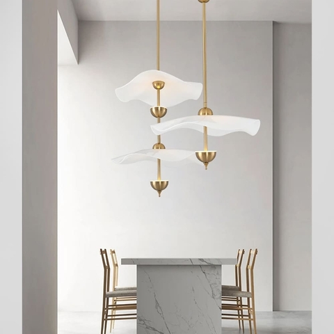 Латунний світильник із білим хвилястим плафоном Ø 50 см