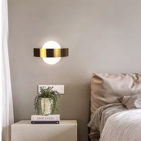 Латунне бра з овальним розсіювачем