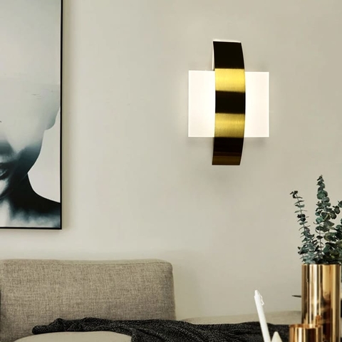 Латунне бра з квадратним розсіювачем