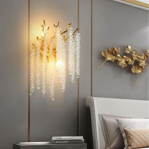 Изысканное золотое бра с хрустальным подвесом 40х30 см.