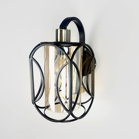 Бра с янтарным плафоном в черном каркасе 30х15 см