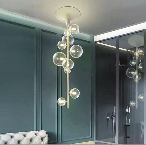 Люстра в удлиненном белом корпусе с прозрачными плафонами