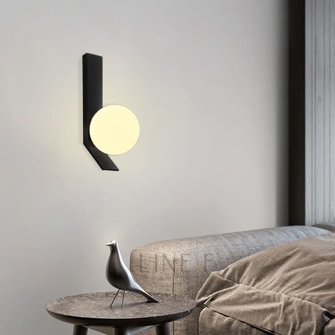 Бра із білим плафоном у чорному корпусі 23 см