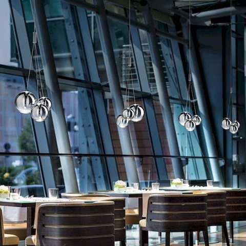 Світильник із 3-ма плафонами різних розмірів у хромованому корпусі