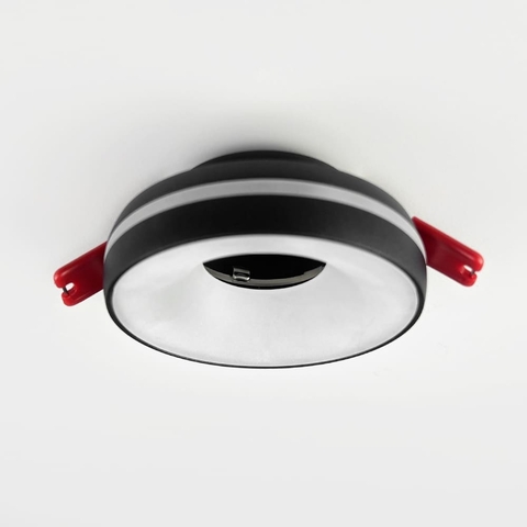 Точечный встроенный светильник в черном корпусе Ø9,2х4 см