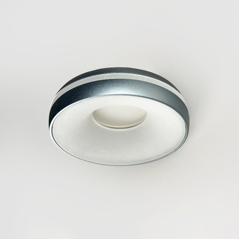 Точечный встроенный светильник в сером корпусе Ø9,2х4 см