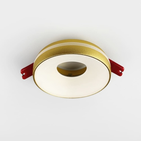 Точечный встроенный светильник в золотом корпусе Ø9,2х4 см