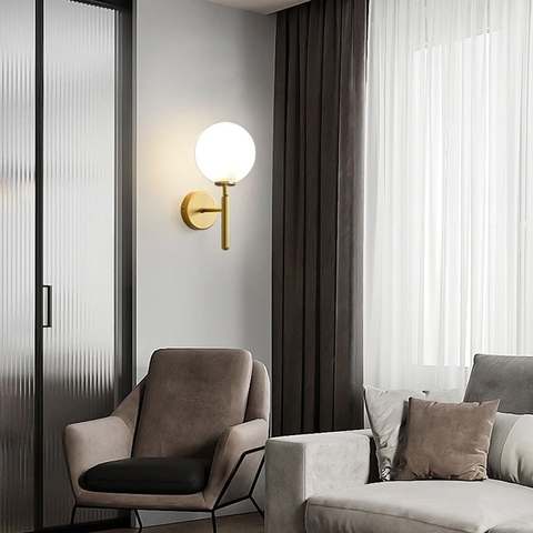 Бра з білим плафоном в латунному корпусі 32 см