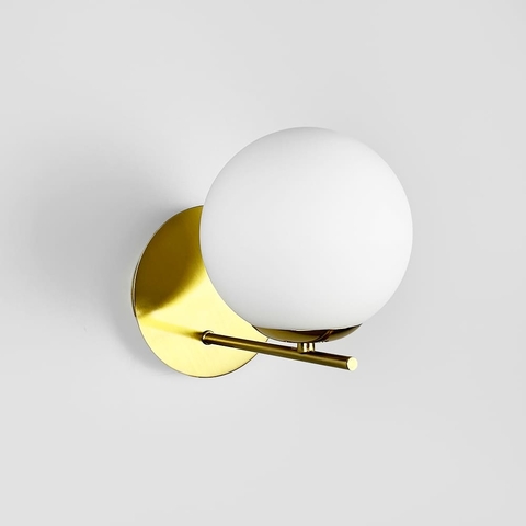 Бра у латунному корпусі з білим плафоном 15х24 см