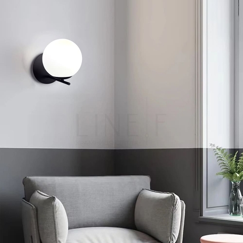 Бра у чорному корпусі з білим плафоном 15х24 см