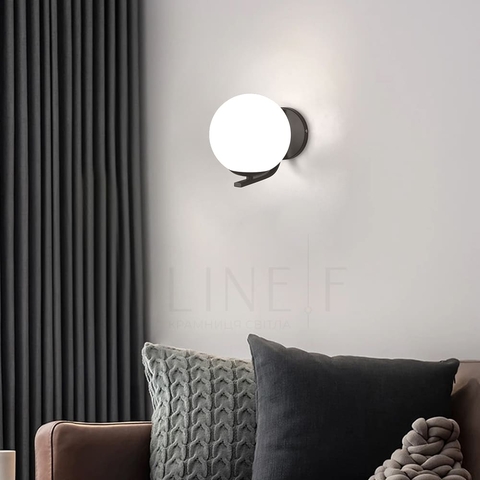 Бра з білим плафоном у чорному корпусі 15х24 см