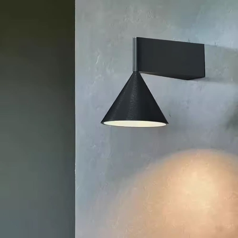Бра с конусным плафоном в черном корпусе Ø12х13 см
