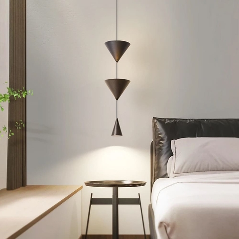 Чорний підвісний світильник із конусним дизайном