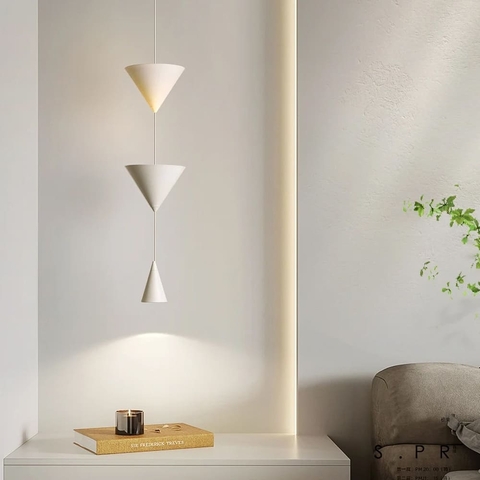 Белый подвесной светильник с конусным дизайном