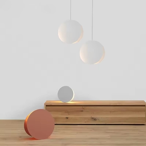 Підвісний білий світильник з мінімалістичним дизайном