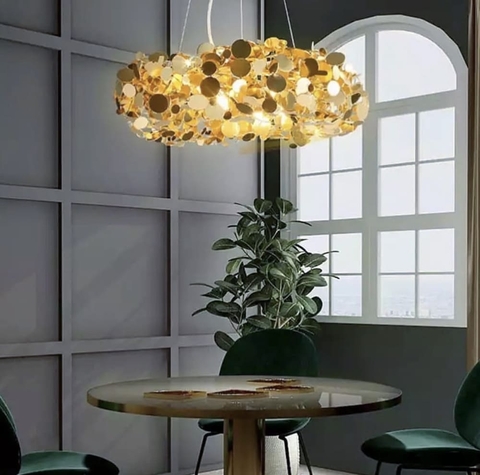 Современная люстра с густыми монетками в золотом корпусе Ø 85 см