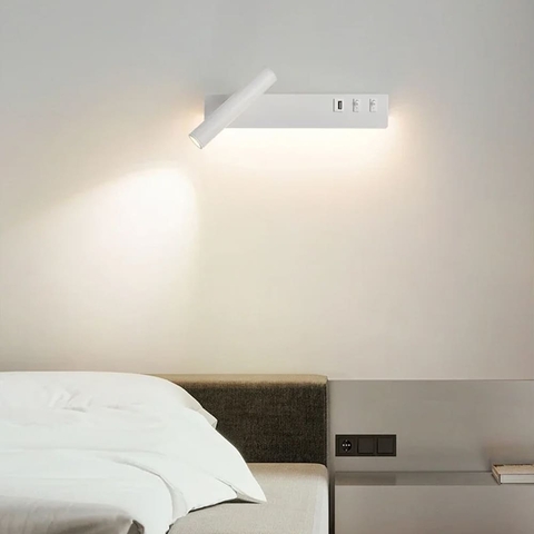 Белое бра с поворотным спотом слева + разъем USB