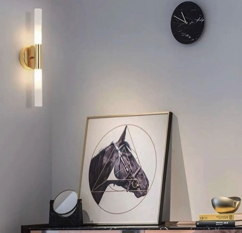 Бра у вигляді трубки в латуні з скляними матовими плафонами 