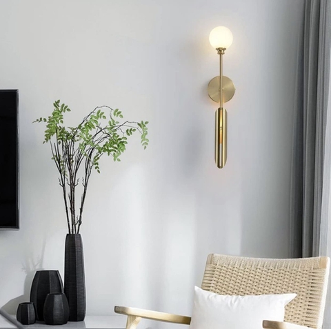 Бра з білим матовим плафоном у видовженому корпусі 70х11 см