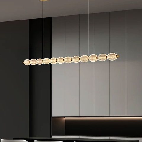 Led люстра с прозрачными рельефными шариками в удлиненном латунном корпусе 120 см