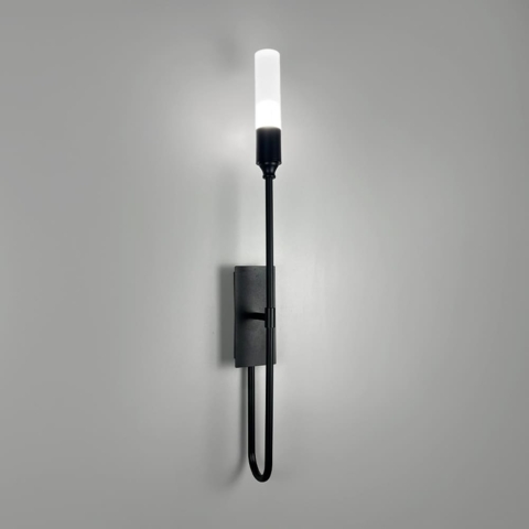 Бра в чорному корпусі з видовженим плафоном 68х8 см