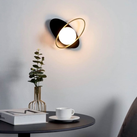 Бра праве з білим плафоном у орбітальних мотивах