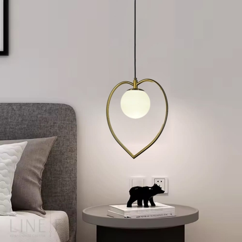 Латунний підвісний світильник-серце з білим плафоном 30х40 см