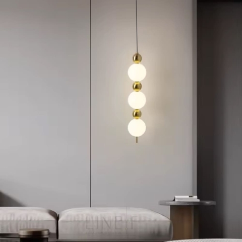 Світлодіодний підвіс із латунними та білими кульками 60 см