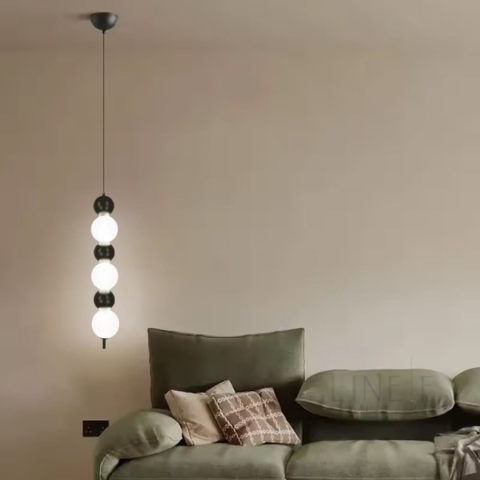 Світлодіодний підвіс із чорними та білими кульками 60 см