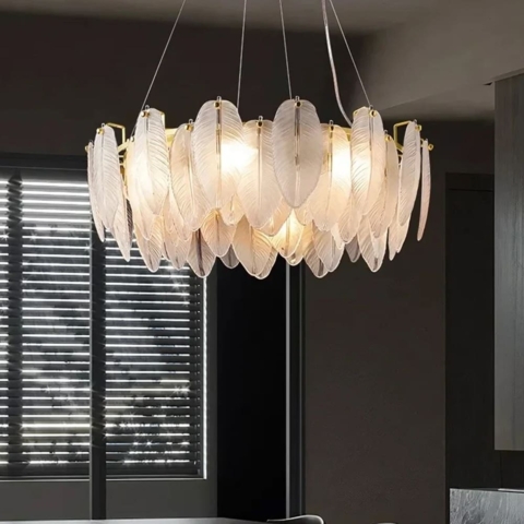 Підвісна золота люстра із білими скляними пір'їнами у корпусі Ø 60 см