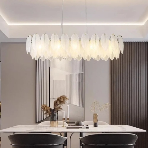 Підвісна овальна золота люстра із білими скляними пір'їнами у корпусі 120х40 см