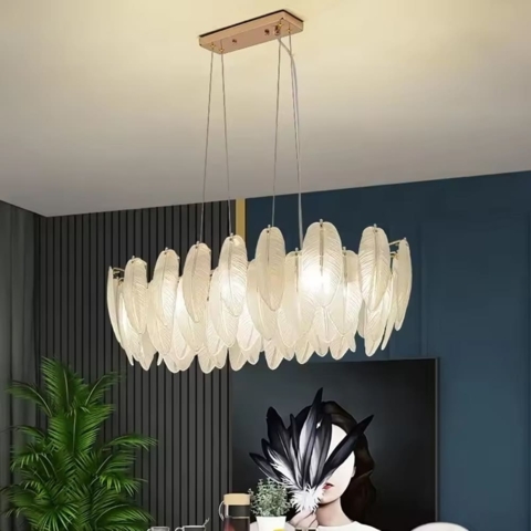 Підвісна овальна золота люстра із білими скляними пір'їнами у корпусі 60х40 см