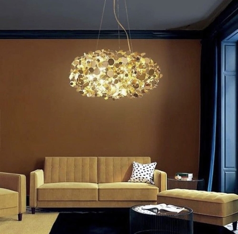 Современная люстра с густыми монетками в золотом корпусе Ø 65 см