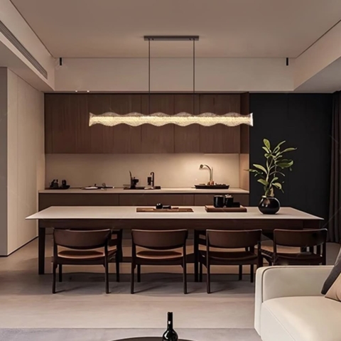 Люстра з видовженим підвісним корпусом з хвилястого рельєфного акрилу 120 см