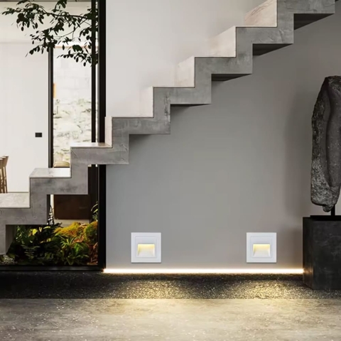 Світильник для сходів у білому корпусі 82х82 мм