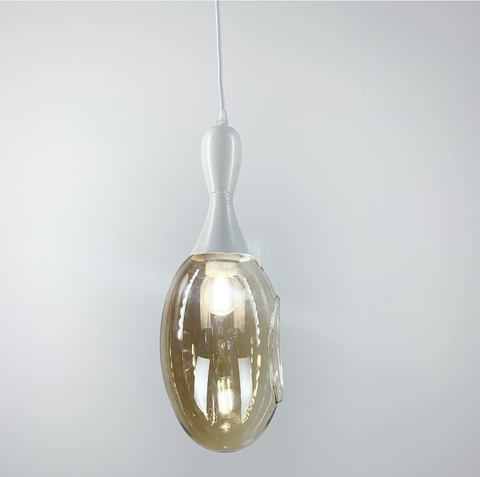 Минималистичный белый светильник с удлиненным абажуром