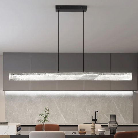 Люстра с подвесным удлиненным корпусом из прозрачного рельефного акрила 120 см