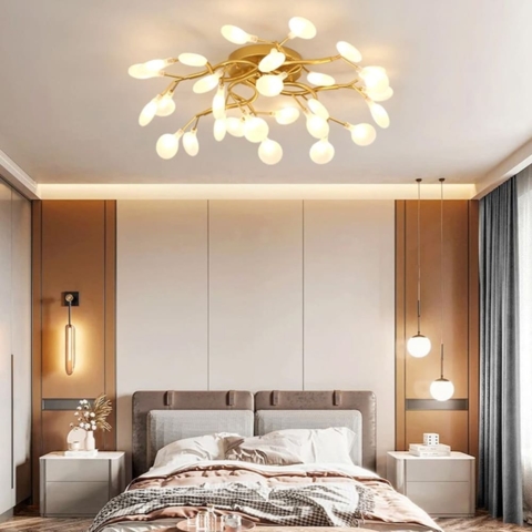 Потолочная люстра с лепестками на 28 ламп в золотистом корпусе