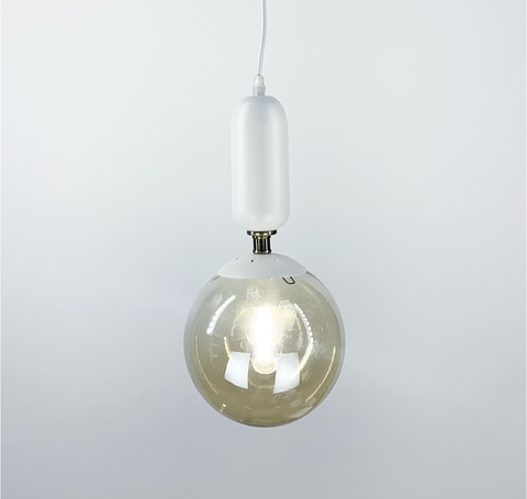 Підвісний світильник в білому корпусі з об‘ємним янтарним плафоном