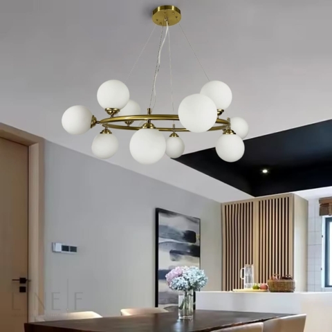 Кільцева латунна люстра на 12 білих плафонів Ø 80 см