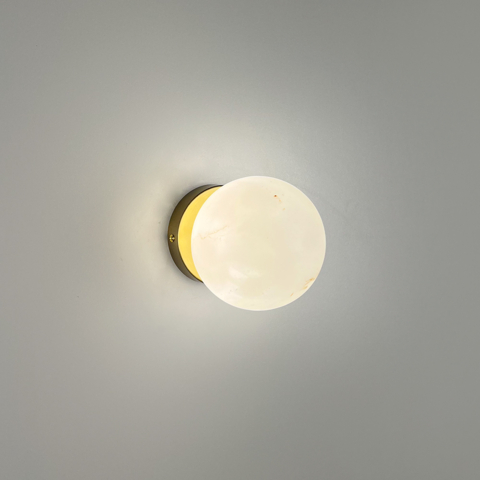 Бра-кулька з імітацією мармуру з латунним корпусом Ø12 см