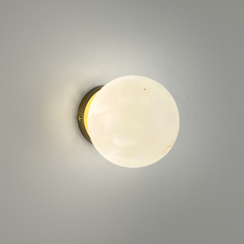 Бра-кулька з імітацією мармуру з латунним корпусом Ø15 см