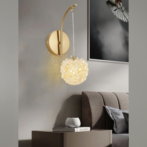 Бра у золотому корпусі із кришталевим плафоном Ø 12 см