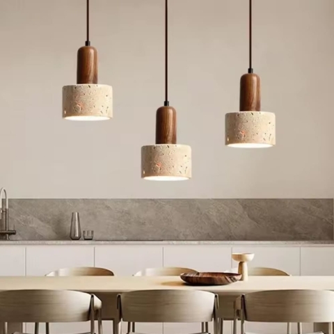 Світильник із підвісним травертиновим корпусом та дерев'яною фурнітурою Ø12х18 см