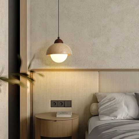 Світильник із підвісним травертиновим корпусом, білим плафоном та дерев'яною фурнітурою Ø15х17 см