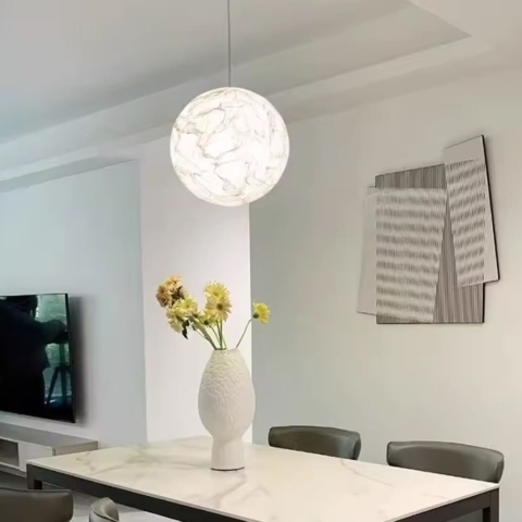 Білий дизайнерський світильник-куля із імітацією техніки пап'є-маше Ø30 см